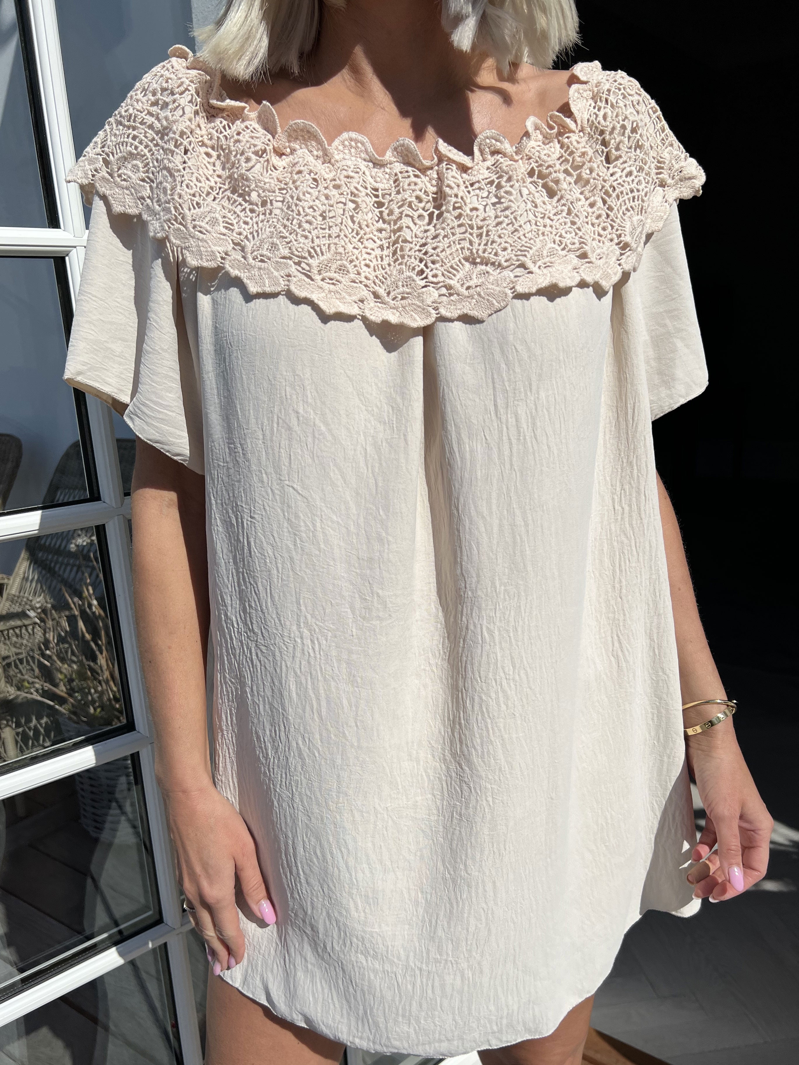 Sydney - Sød off shoulder tunika med broderinger